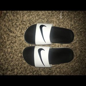 White nike slides